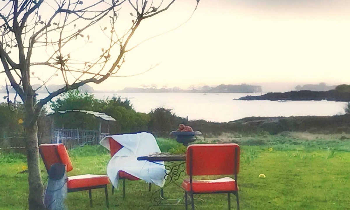 Saint-Pol-de-Leon House | The cosy Kerigou gîte with sea and beach views