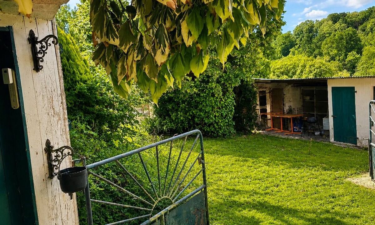 Montmeillant House | The Pianist's Stove Retreat: A Colorful, Artistic Country House & Garden