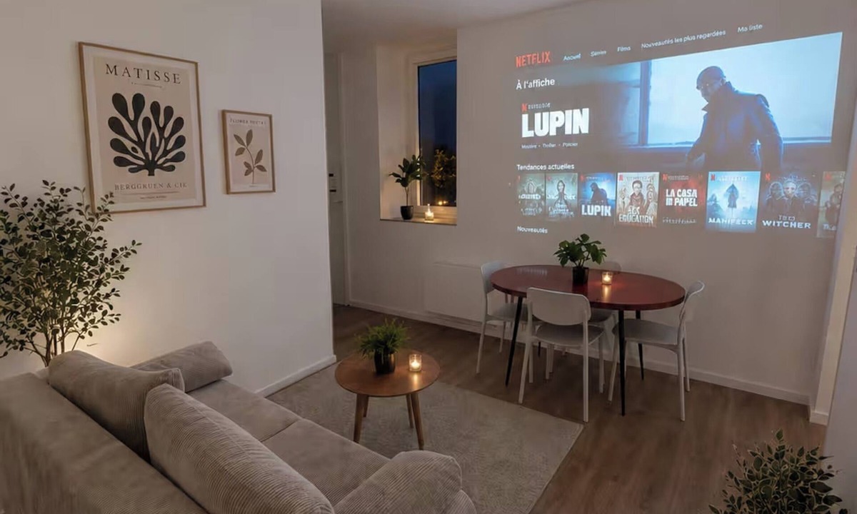 Ploumagoar Apartment | The Traveler's Workshop - Video Projector