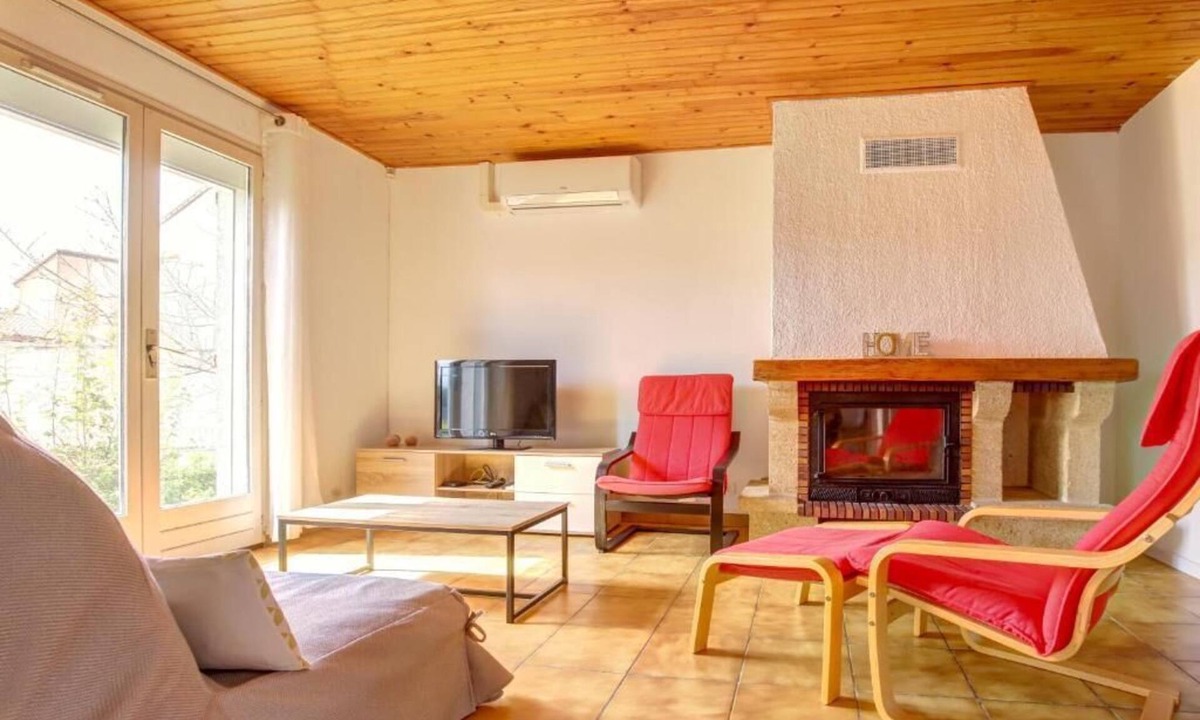 Tournefeuille House | The Van Gogh House: 3 bedrooms, 4 beds, and easy parking