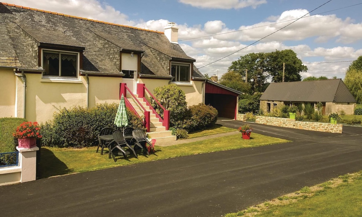 Plussulien House | This semi-detached house on the 1st floor is located in Brittany, making it an ideal holiday destina