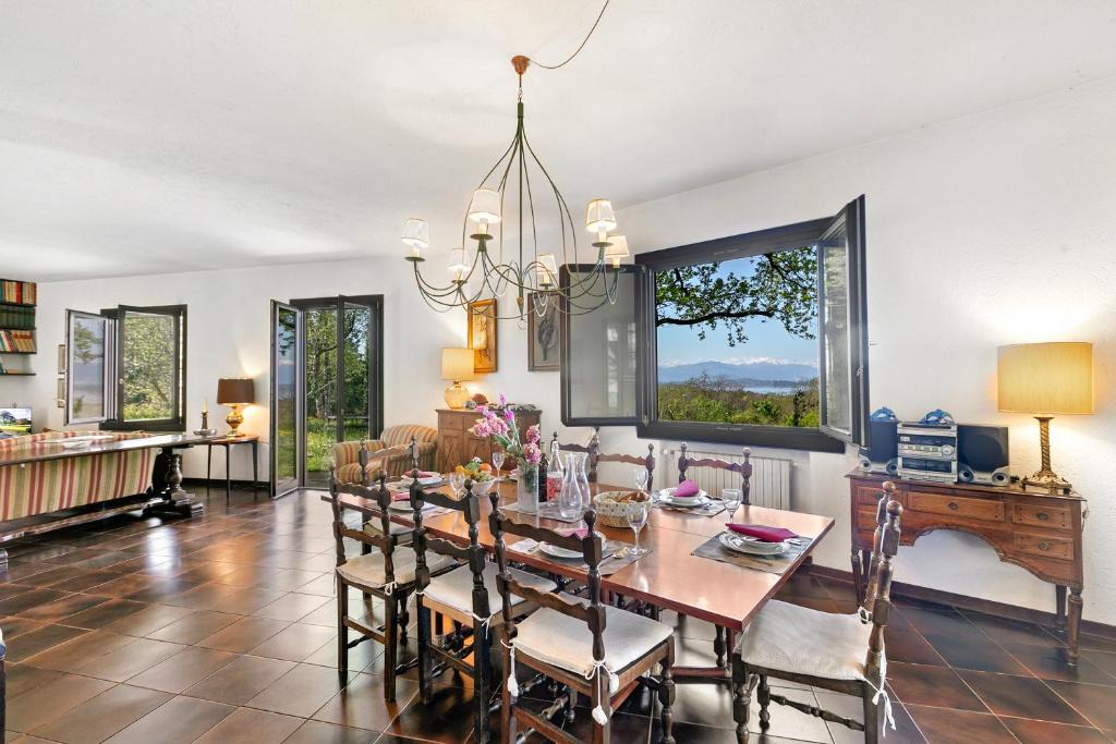 Buguggiate Villa | Three Lakes Villa Varese - Garden and Parking - Happy Rentals