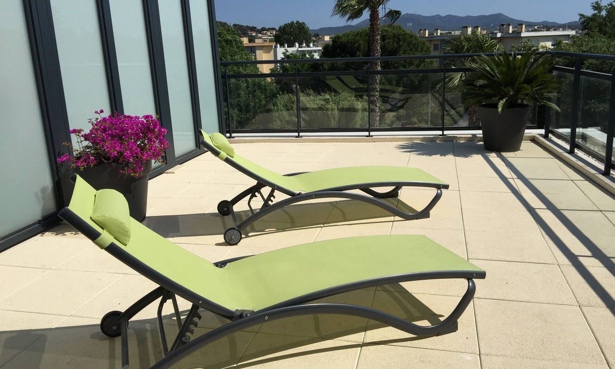 Sanary-sur-Mer Apartment | TOUT A PIED - PLEIN SUD - TERRASSE 55 m2 - CLIMATISATION - WI-FI par la FIBRE -