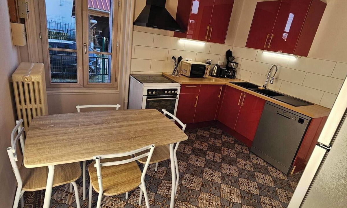 Romorantin-Lanthenay House | Town house with courtyard and garden close to shops.