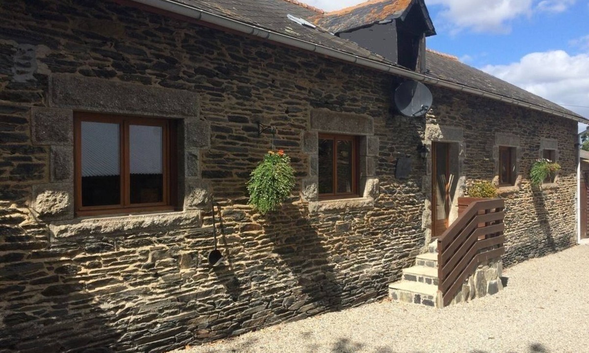 Plussulien House | Tranquil rural farmhouse gite with large garden and terrace