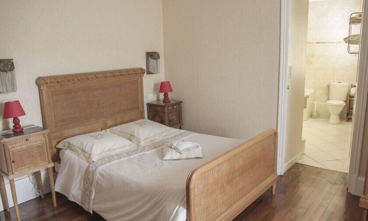 Remoncourt House | Triple Room with corner Bath street view