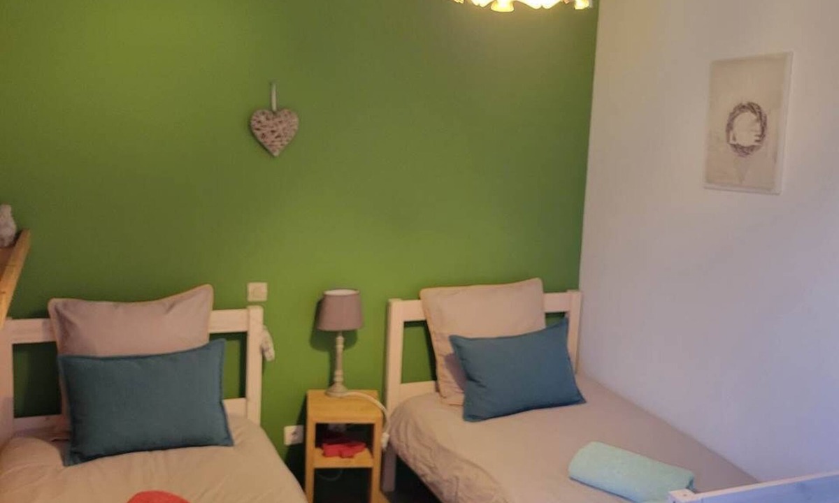 Artigues Apartment | Twin room with separate single beds 90 cm (1/2 pers) 1 room available