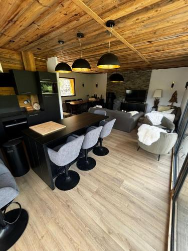 Les Claux Ski Chalet | Un Écrin de Sérénité Face aux Montagne chalet nathalya