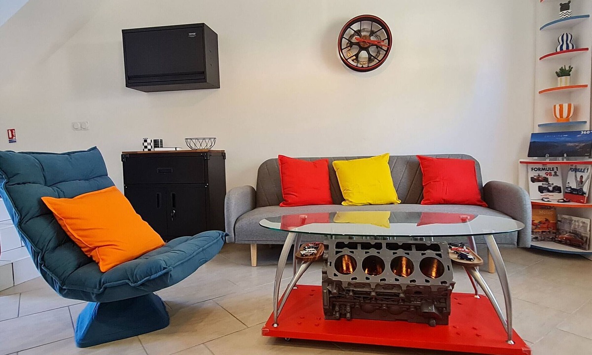 Chenicourt Cottage | Unique house for car enthusiasts