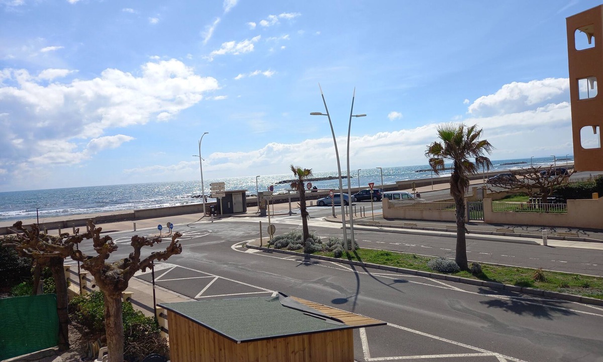 Valras-Plage Apartment | Valras-plage, Appartement T3, Bord de mer Avec Terrasse et Parking