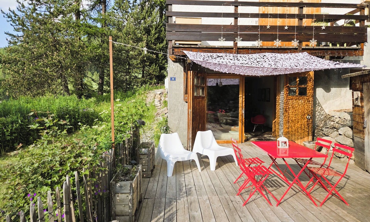 Les Claux Apartment | Vars. Full-service center. Private parking. Linens provided, beds made.