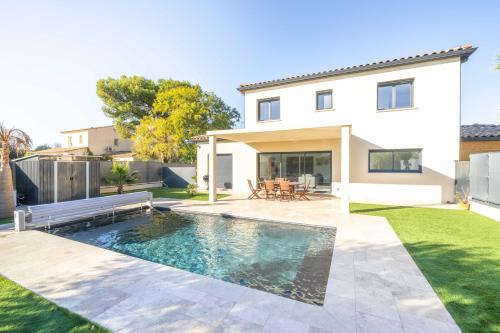 Beaucaire House | Villa équipée piscine 12 pers Beaucaire proche Nîmes Arles Camargue