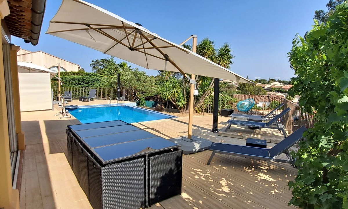 La Bouverie Villa | Villa 210m² Piscine Débordement 12 Personnes vue Dominante 3