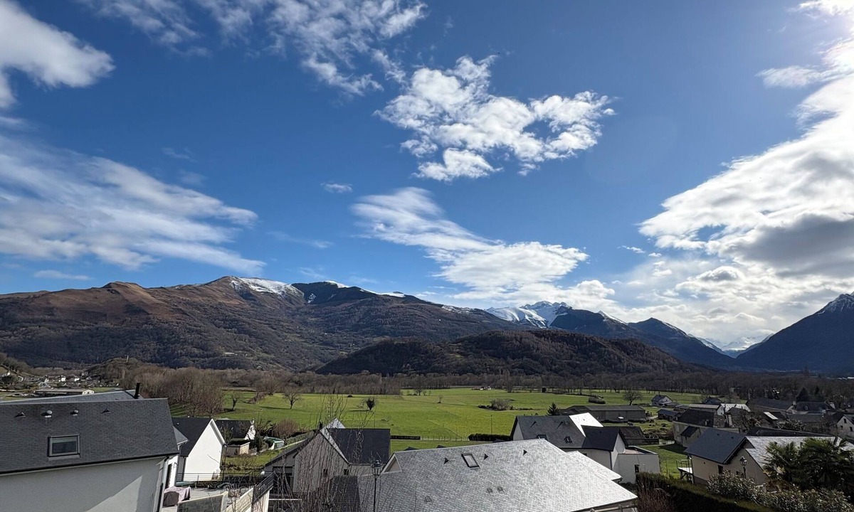 Ayzac-Ost Bed & Breakfast | Villa avec piscine face aux montagnes.
