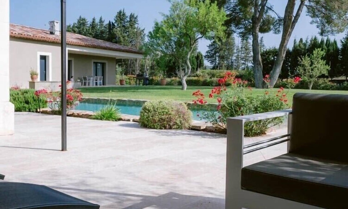 Cheval-Blanc House | Villa des Amandiers, charming contemporary house at the foot of the Luberon mountains