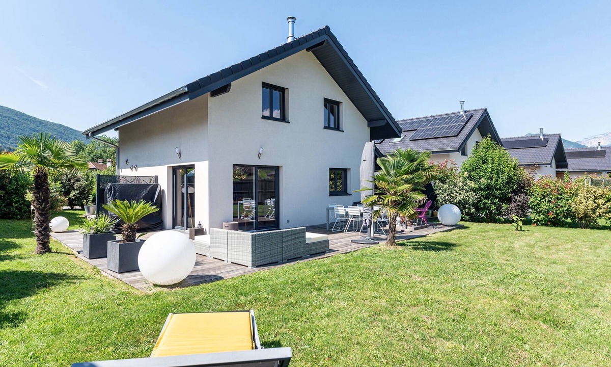 Saint-Jorioz Villa | Villa 'Maison Neuve Proche Lac D'Annecy' with Mountain View, Private Terrace and Wi-Fi