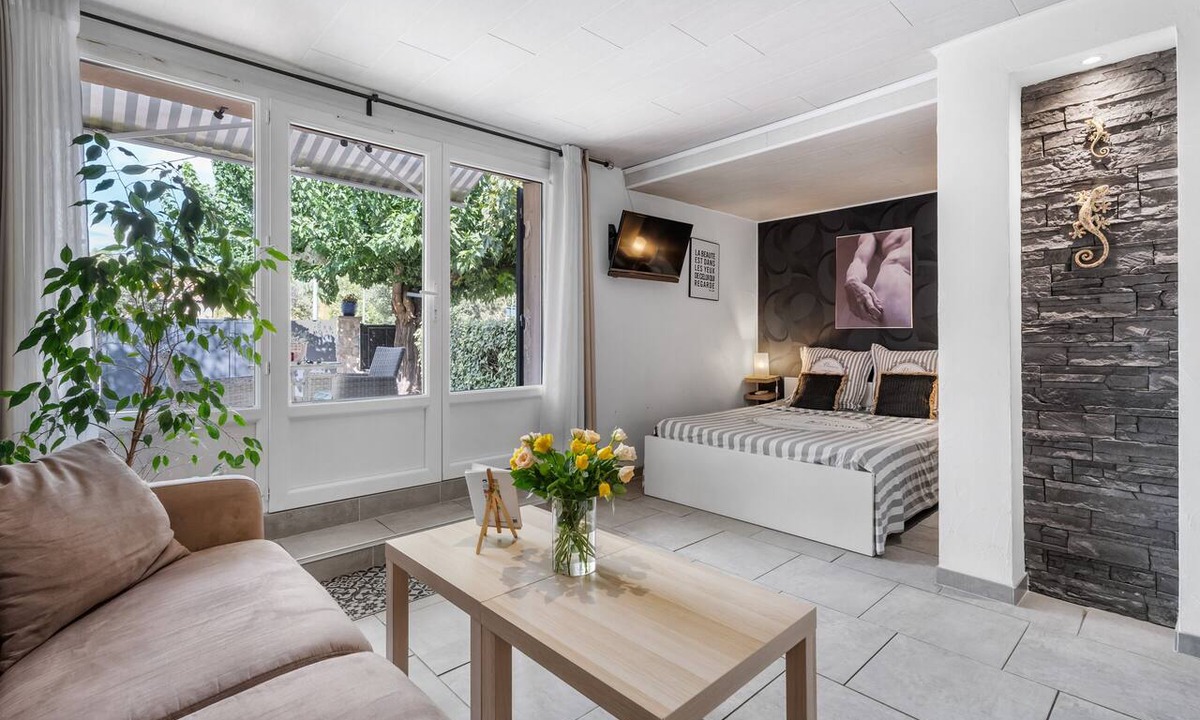 Cuers Apartment | Villa Nui - Comfortable apartment - Summer terrace and private parking.
