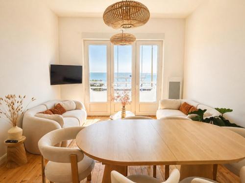 La Baule-Escoublac Villa | Villa Pacis rénovée - Face mer La Baule hyper centre -15 pers - 5 suites avec SDB -Terrasse & BBQ sous les pins