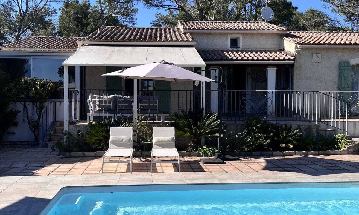 La Bouverie House | Villa with private pool, quiet location, 20 minutes from the beach