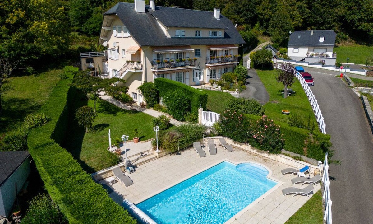 Ayzac-Ost Bed & Breakfast | Villa with pool facing the mountains