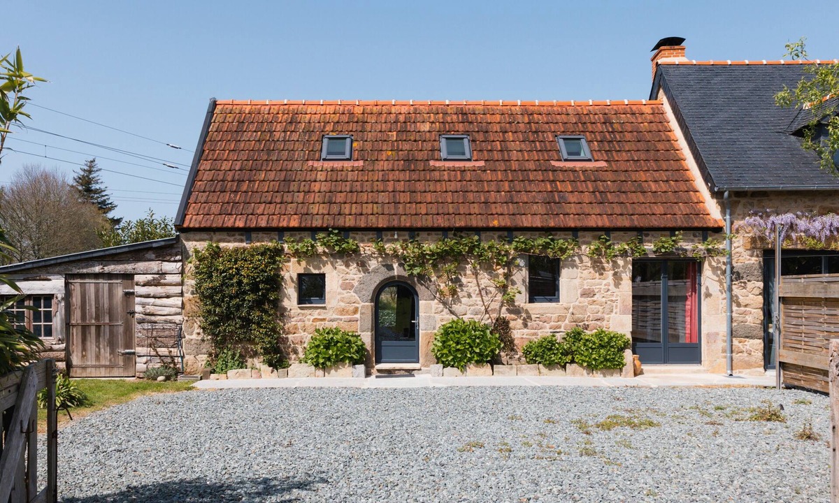 Ploubezre House | Vintage Kerlipot House with Private Terrace, Shared Garden & Wi-Fi in Ploubezre