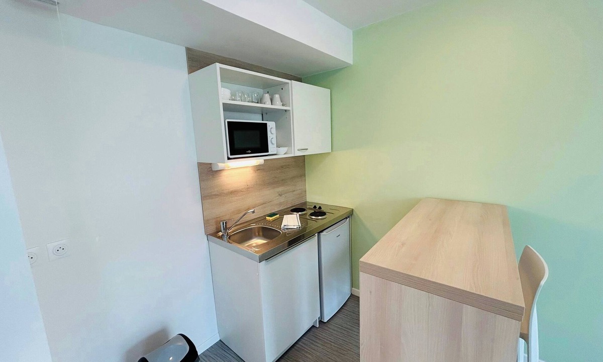 Barbatre Apartment | We Live In R - Suite 203