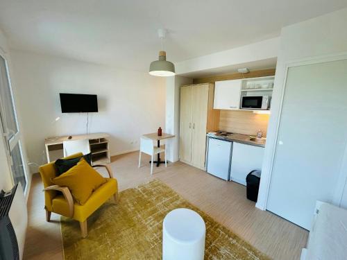 Barbatre Apartment | We Live In R - Suite 302