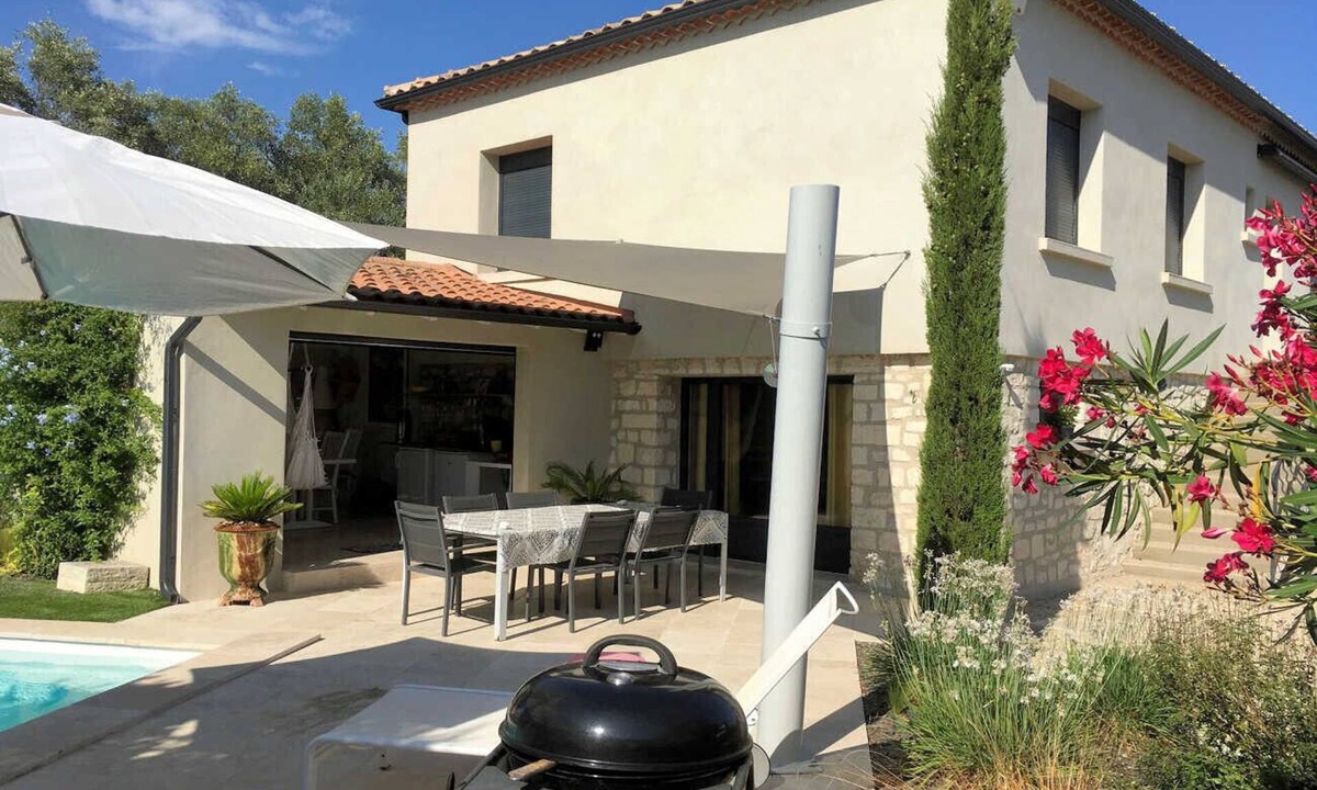 Domazan Villa | Well-equipped holiday villa near Avignon, heated countercurrent pool