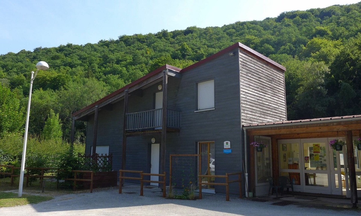 Froncles Cottage | Wooden house by the canal with terrace and games