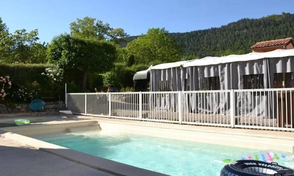 Roquefeuil Ski Chalet | ZEcamping 3 étoiles pataugeoire piscine chiens acceptés chalet TV 28m2
