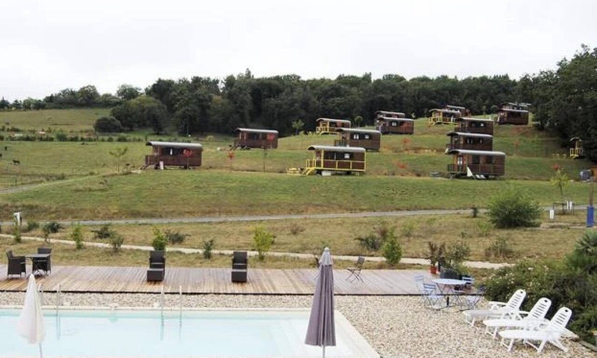 Estipouy Cabin | ZEcamping 4 étoiles familial piscine chauffée locatif TV BBQ 42m2