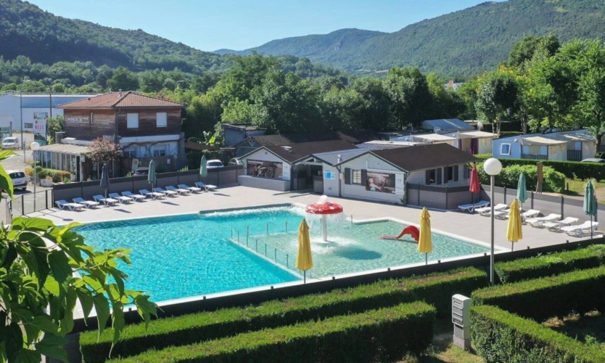 Foix House | ZEcamping 4 étoiles pataugeoire dog friendly sauna locatif TV 32m2