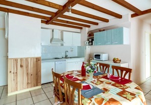 Bright 2BR with garden, sleeps 6, Wi-Fi, parking, pets allowed