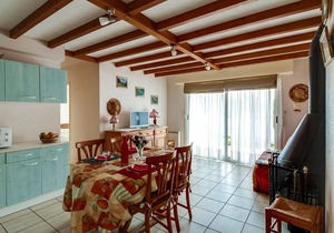 Bright 2BR with garden, sleeps 6, Wi-Fi, parking, pets allowed