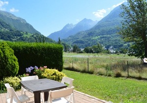 Bright 2BR with garden, sleeps 6, Wi-Fi, parking, pets allowed