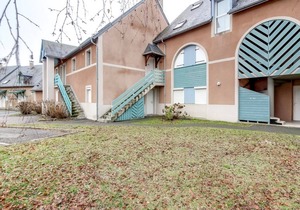Bright 2BR with garden, sleeps 6, Wi-Fi, parking, pets allowed