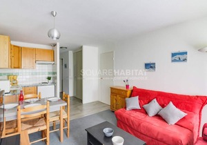 Cozy 1-Bedroom Apt for 5 with Balcony, Parking & Ski Access