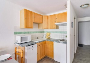 Cozy 1-Bedroom Apt for 5 with Balcony, Parking & Ski Access