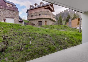 Cozy 1-Bedroom Apt for 5 with Balcony, Parking & Ski Access