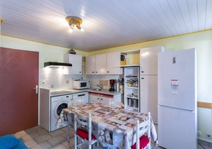 Cozy Ground Floor T2 Cabin for 6 with Balcony, WiFi, Parking, Near Ski Resorts & Amenities