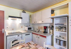 Cozy Ground Floor T2 Cabin for 6 with Balcony, WiFi, Parking, Near Ski Resorts & Amenities