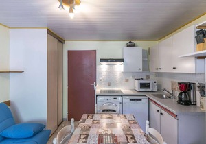 Cozy Ground Floor T2 Cabin for 6 with Balcony, WiFi, Parking, Near Ski Resorts & Amenities