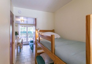 Cozy Ground Floor T2 Cabin for 6 with Balcony, WiFi, Parking, Near Ski Resorts & Amenities