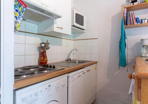 Quiet 2-BR Apartment, Sleeps 6, Garden, Parking