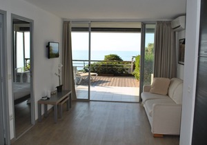 Seaview terrace apartment in Cap d'Ail, sleeps 4-5, 5 minutes from Monaco
