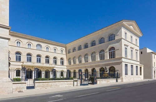 Nimes City Centre Apartment | À deux pas des Arènes | Spa & restaurant sur place