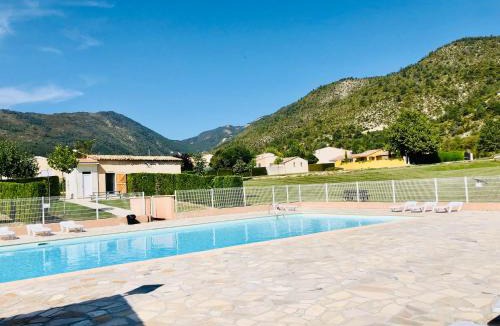 Castellane Ski Chalet | À deux pas du lac élégant chalet spacieux en domaine privé avec piscine restaurant et boulangerie