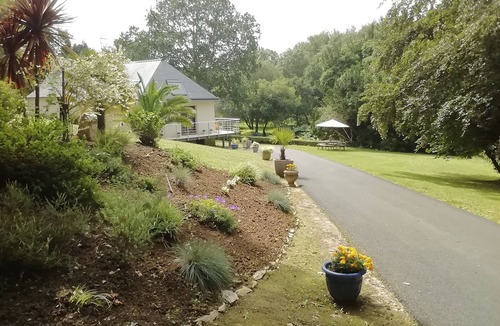 Plouigneau House | 10 mins from the beach and on the banks of a river, Country property
