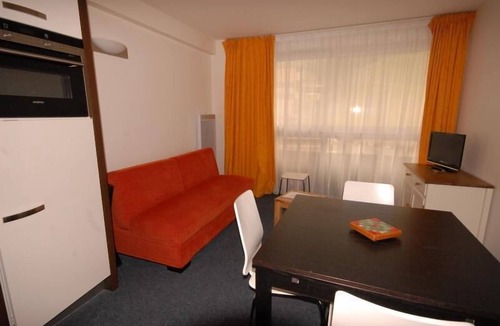 Eaux-Bonnes Apartment | 100m from resort center, 1st floor, view ski slopes, tv, 24m², Gourette