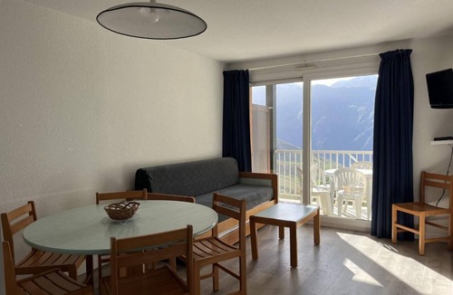 Peyragudes Apartment | 100m from resort center, 2nd floor, jacuzzi, hammam, tv, ski locker, 35m², Peyragudes